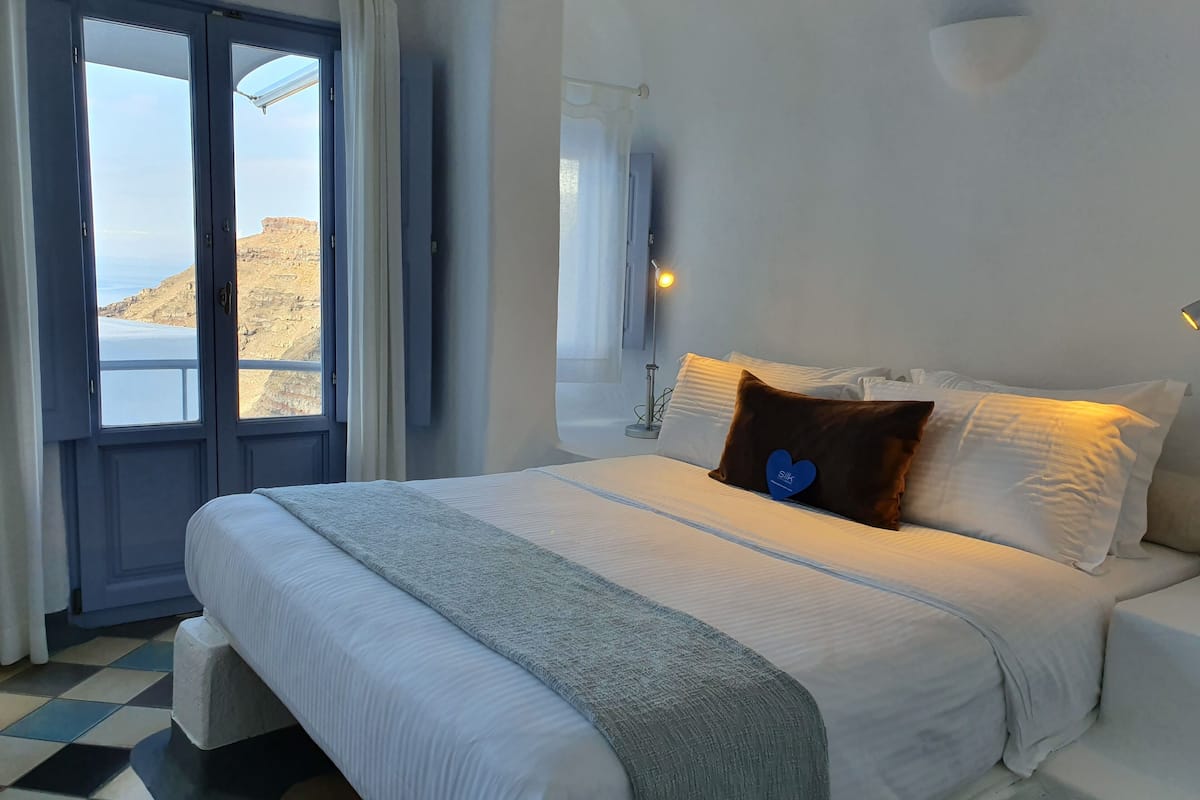 suite (rozaki) | 1 bedroom, premium bedding, minibar, in-room safe