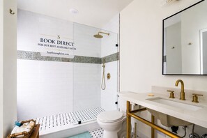 Dueling King Suite | Bathroom | Combined shower/bathtub, designer toiletries, hair dryer, towels - Scarborough Inn (Ocean City)