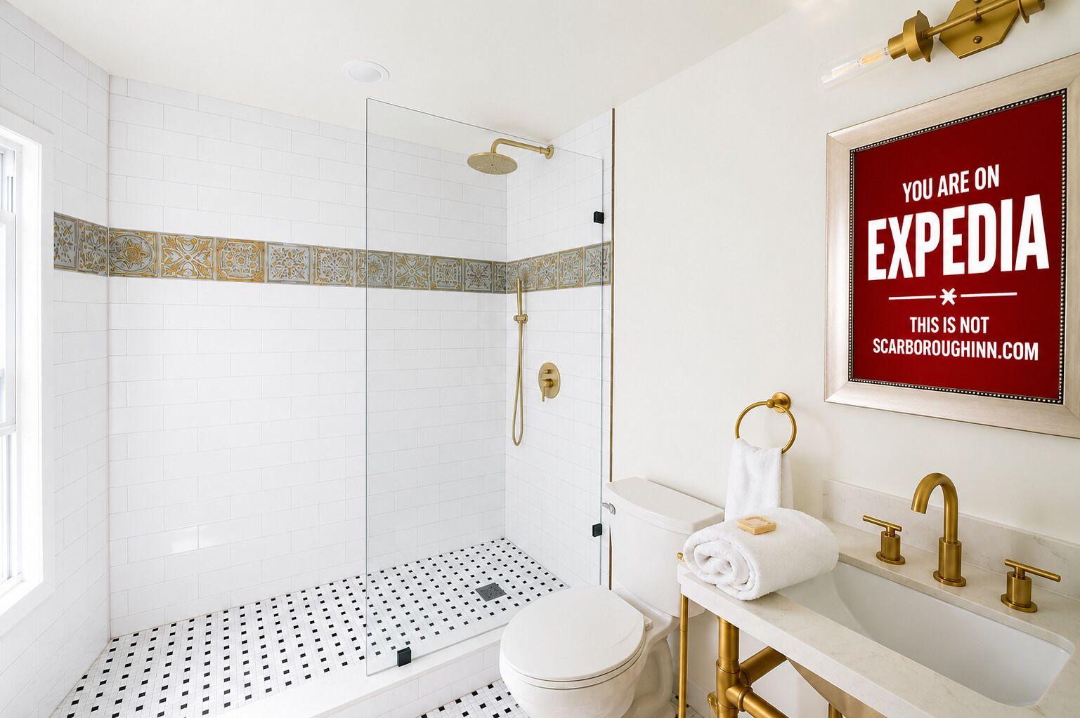 Un baño moderno con ducha, inodoro y lavamanos, que presenta accesorios dorados y azulejos estampados.