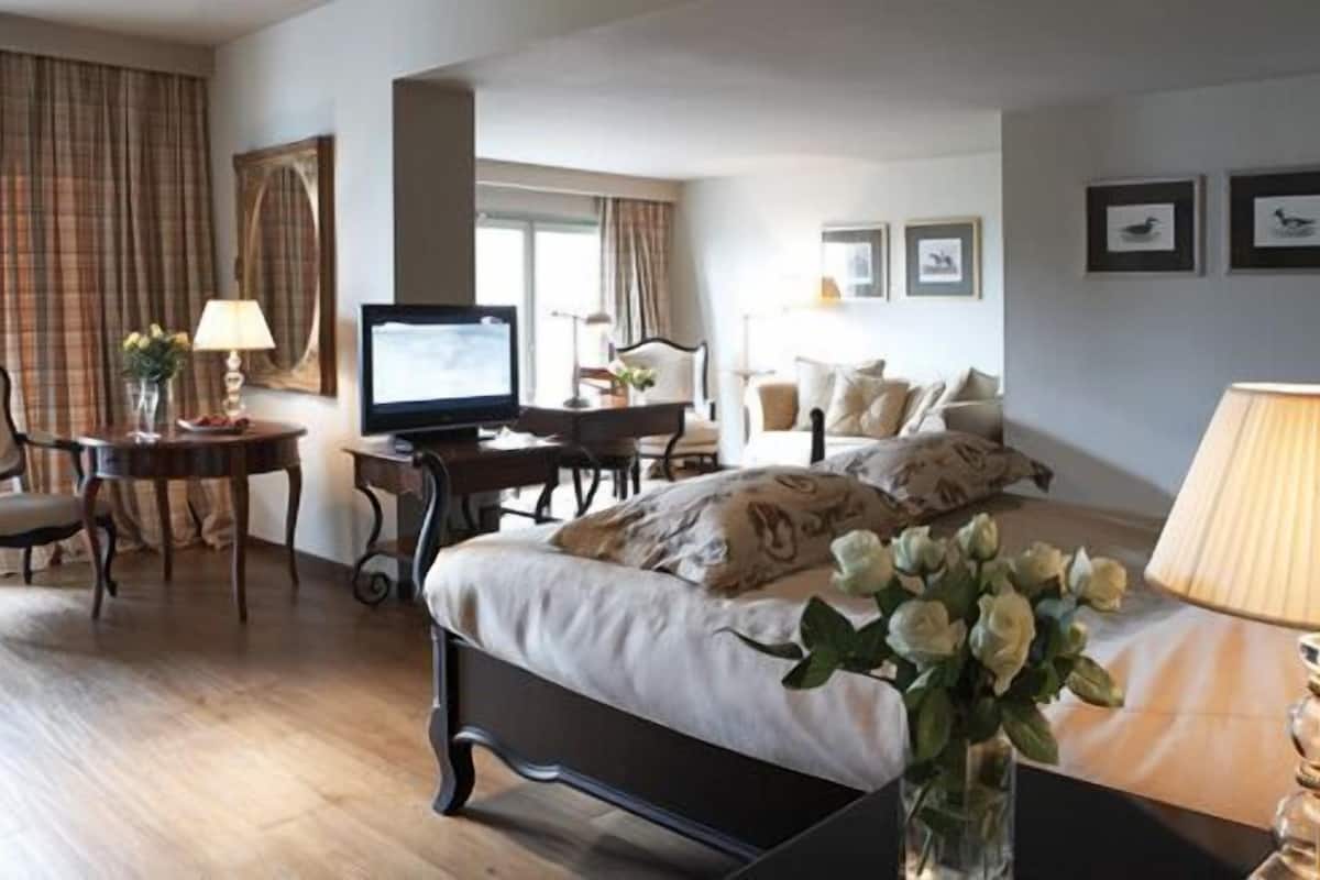 executive suite, fireplace | premium bedding, minibar, in-room safe, desk