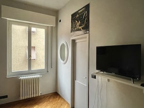 Standard Room, 1 King Bed, Private Bathroom | Down duvets, soundproofing, free WiFi, bed sheets