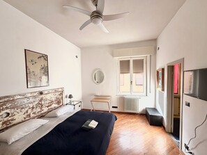 Rom – standard, 1 kingsize-seng, privat bad | Dundyner, lydisolert, wi-fi (inkludert) og sengetøy