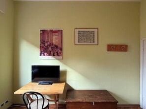 Cubrecamas, sistema de insonorización, wifi gratis y ropa de cama 