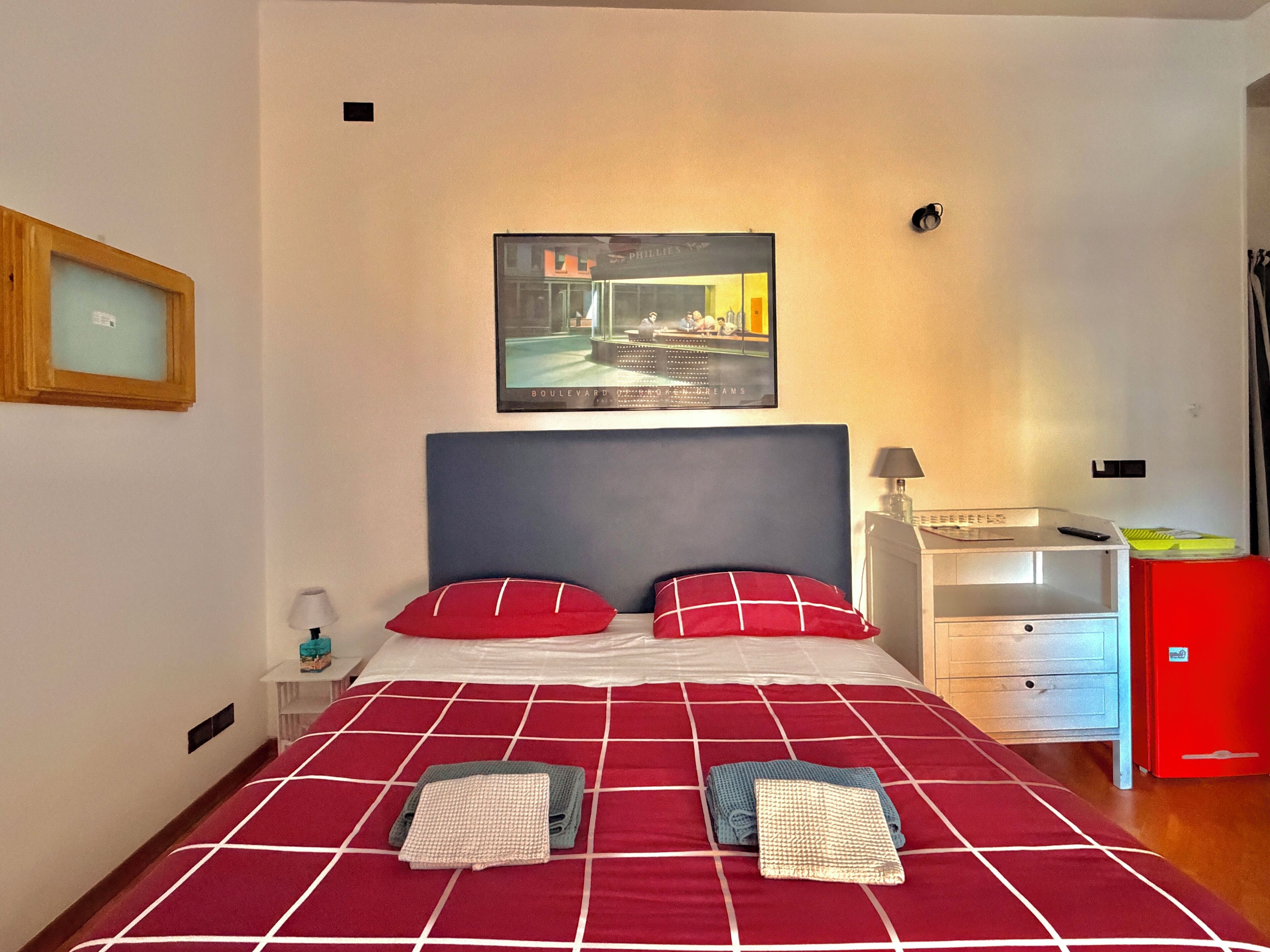 Cubrecamas, sistema de insonorización, wifi gratis y ropa de cama 