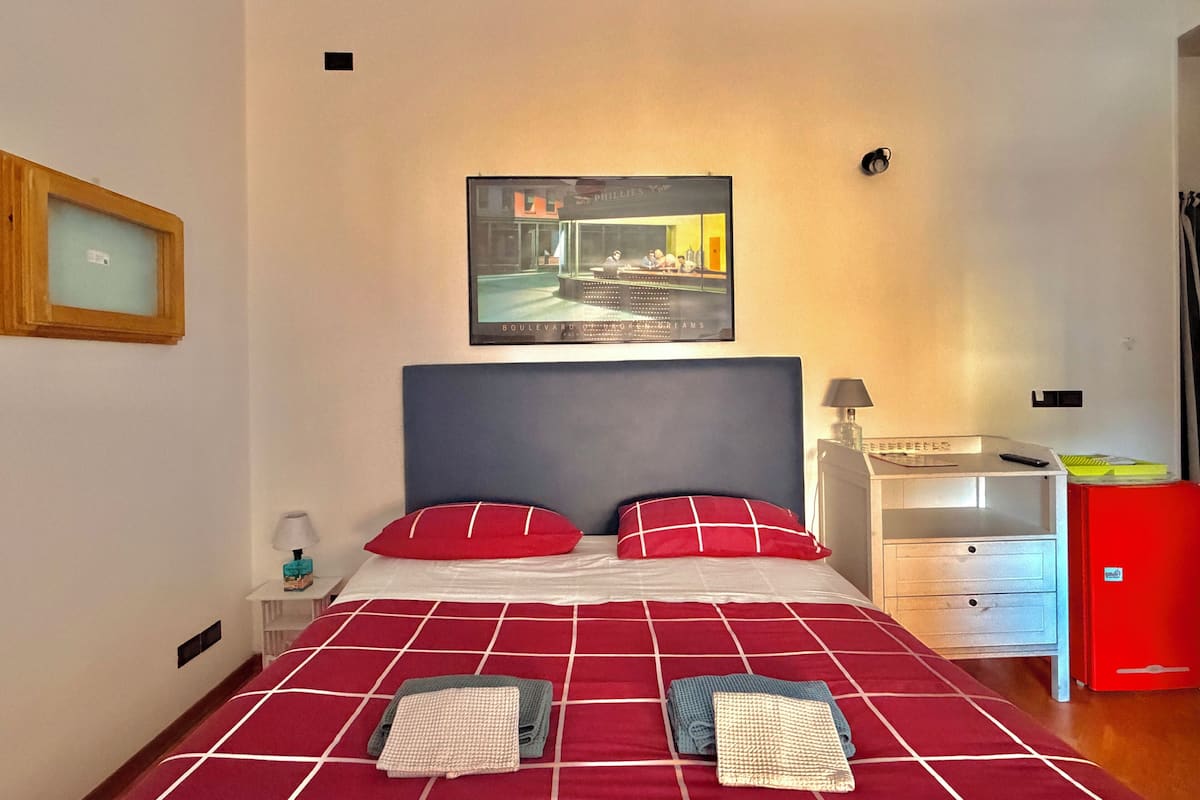 Habitació doble o amb dos llits individuals clàssica, cuina bàsica | Cobrellits, habitacions insonoritzades, wifi gratuïta i roba de llit