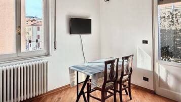 Classic Double or Twin Room, Kitchenette | Living area