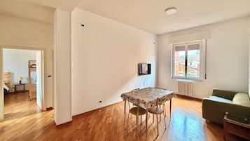 Leilighet – classic, 2 soverom, kjøkken | Oppholdsområde | En 32-tommers Flatskjerm-TV med digitale kanaler samt TV