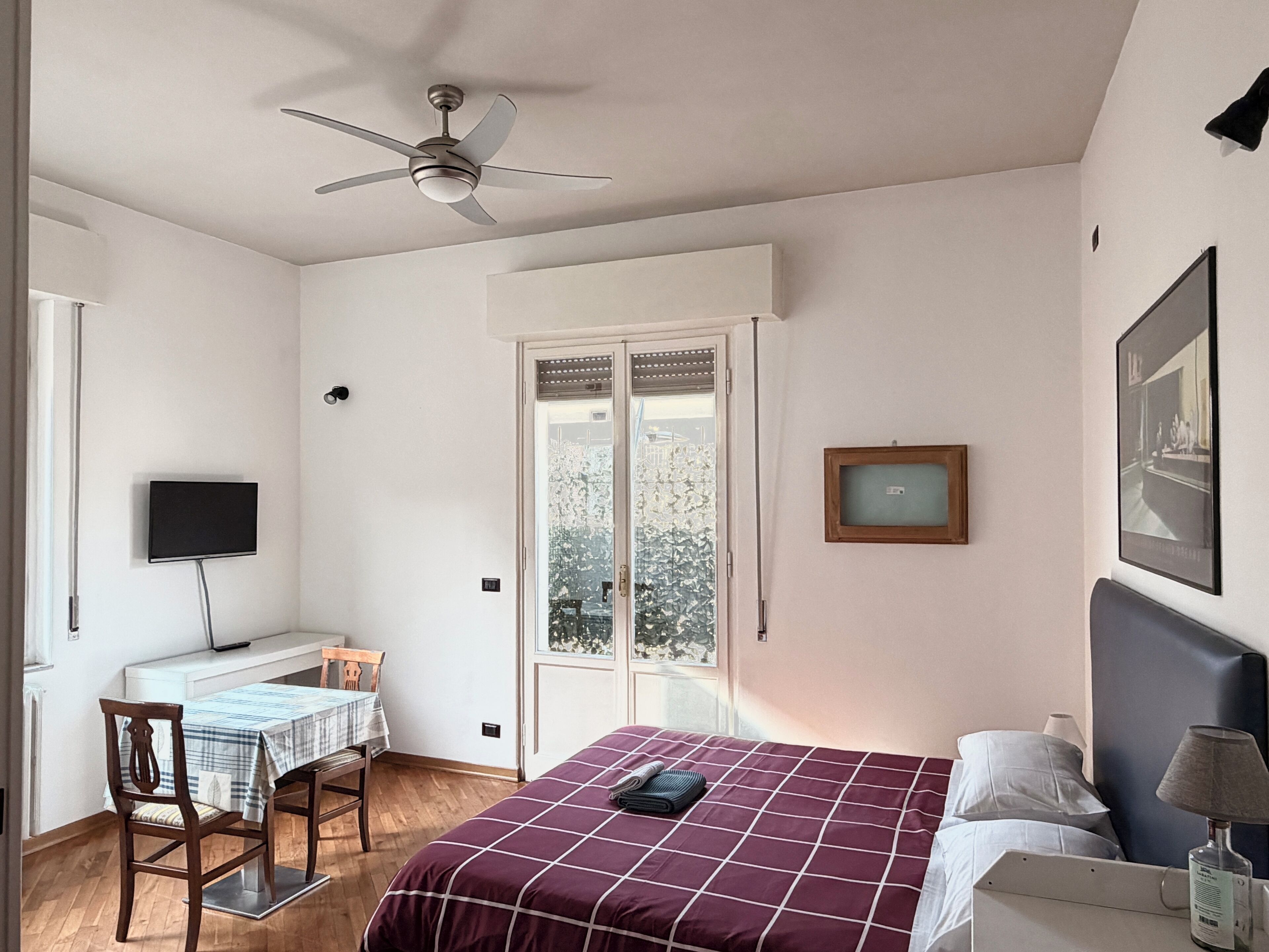 Cubrecamas, sistema de insonorización, wifi gratis y ropa de cama 