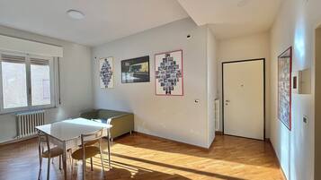 Apartament clàssic, 2 dormitoris, cuina | Sala d'estar | Televisor de pantalla plana de 32 polzades amb canals digitals