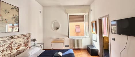 Rom – standard, 1 kingsize-seng, privat bad | Dundyner, lydisolert, wi-fi (inkludert) og sengetøy