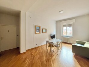 Apartamento clásico, 2 habitaciones, cocina | Zona de estar | Televisión de pantalla plana de 32 pulgadas con canales digitales