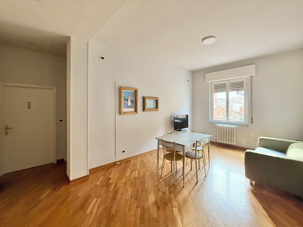 Classic Apartment, 2 Bedrooms, Kitchen | Living area | 32-inch flat-screen TV with digital channels, TV - Santo Spirito (Arezzo)