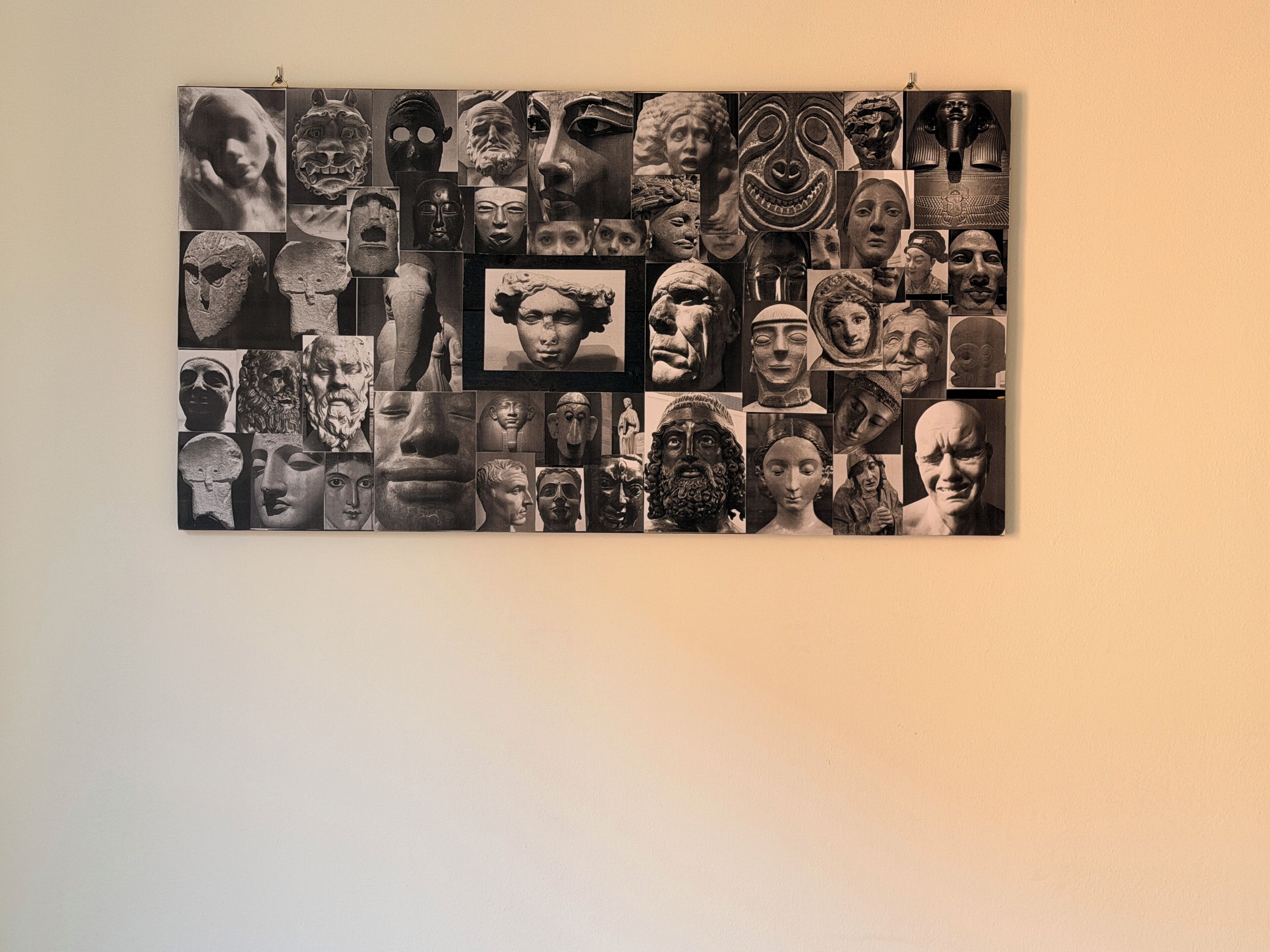 Una pared con un collage de diversas fotografías y esculturas en blanco y negro.
