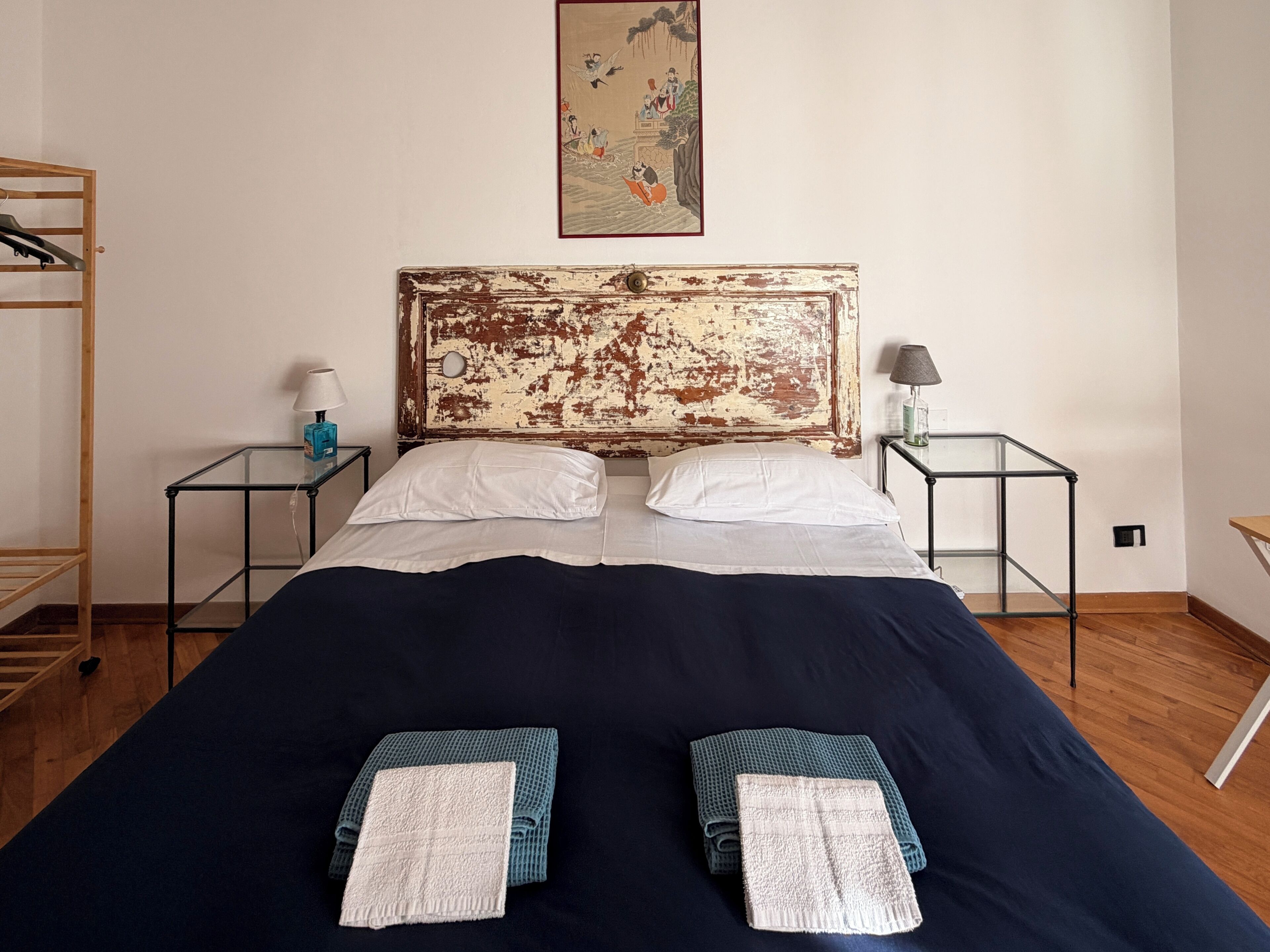 Cubrecamas, sistema de insonorización, wifi gratis y ropa de cama 