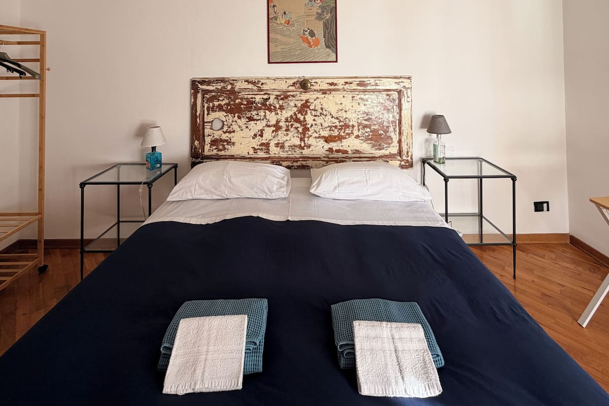 Standardrum - 1 kingsize-säng - privat badrum | Duntäcken, ljudisolering, gratis wi-fi och sängkläder