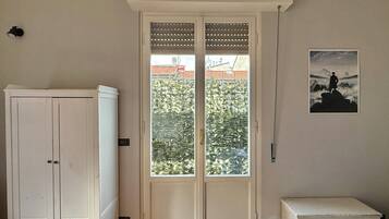 Habitació doble o amb dos llits individuals clàssica, cuina bàsica | Terrassa o pati