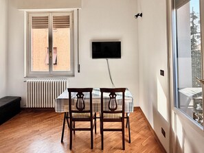 Classic Double or Twin Room, Kitchenette | Living area