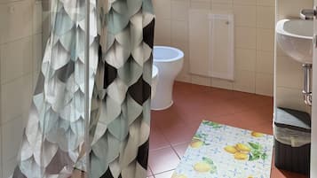 Habitació doble o amb dos llits individuals clàssica, cuina bàsica | Bany | Dutxa, assecador de cabells, bidet i tovalloles