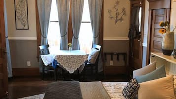 Hygge Hideaway | Premium bedding, iron/ironing board, free WiFi, bed sheets
