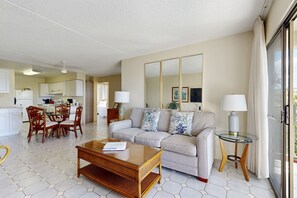 Suite, 2 soverom | Oppholdsområde | TV