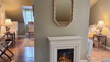 Suite, bagno privato | Con stile personalizzato, con arredamento individuale, tende oscuranti