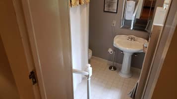 Un baño con inodoro, lavabo y espejo.