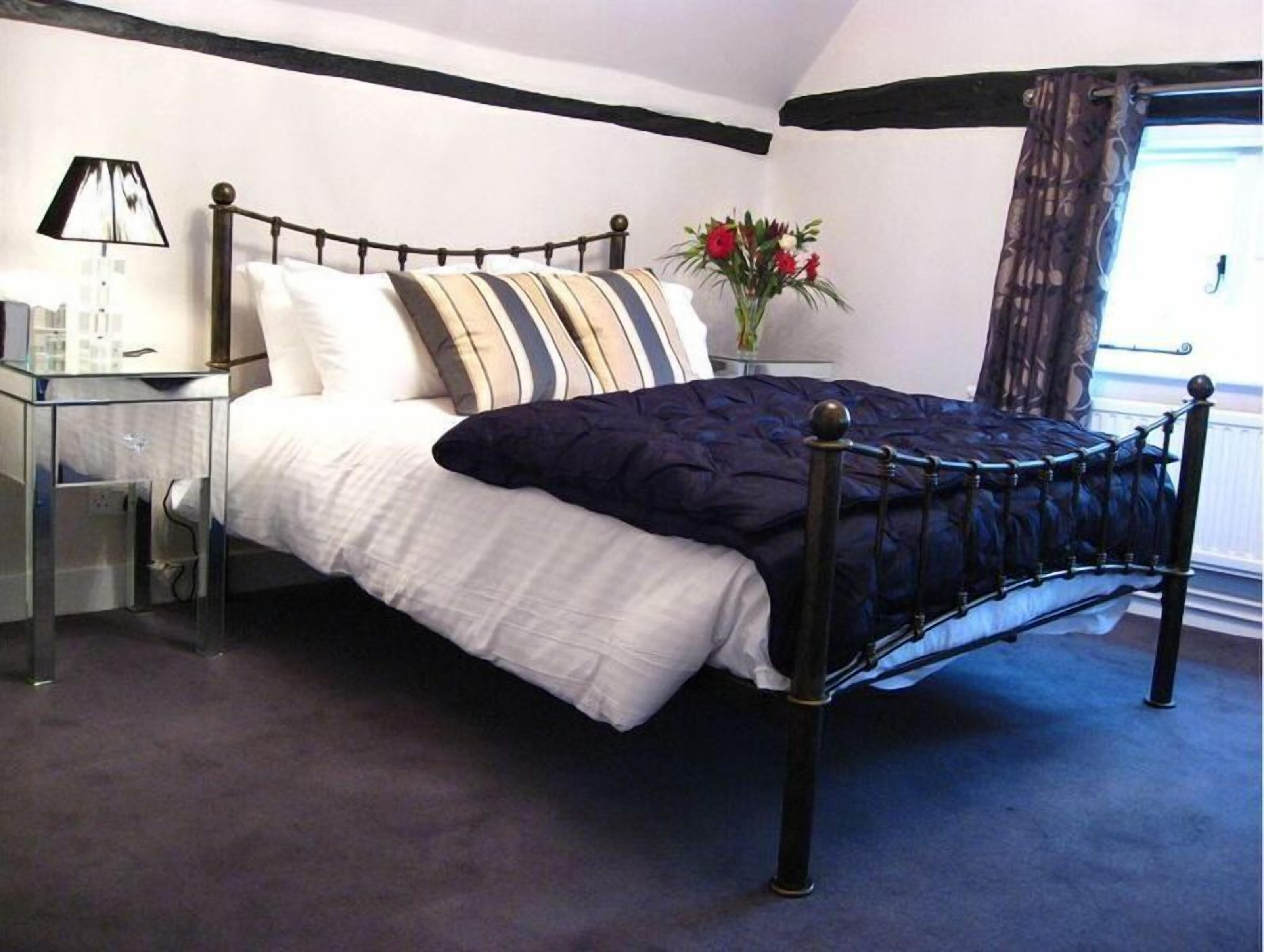 Premium bedding, desk, iron/ironing board, free WiFi