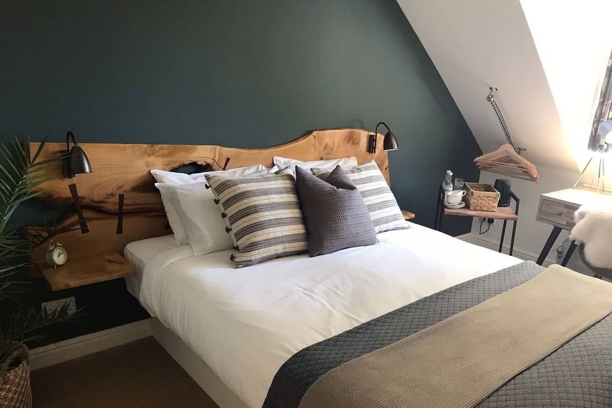 Premium bedding, desk, iron/ironing board, free WiFi