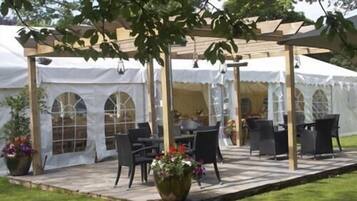 Se sirven desayunos, almuerzos y cenas; cocina británica