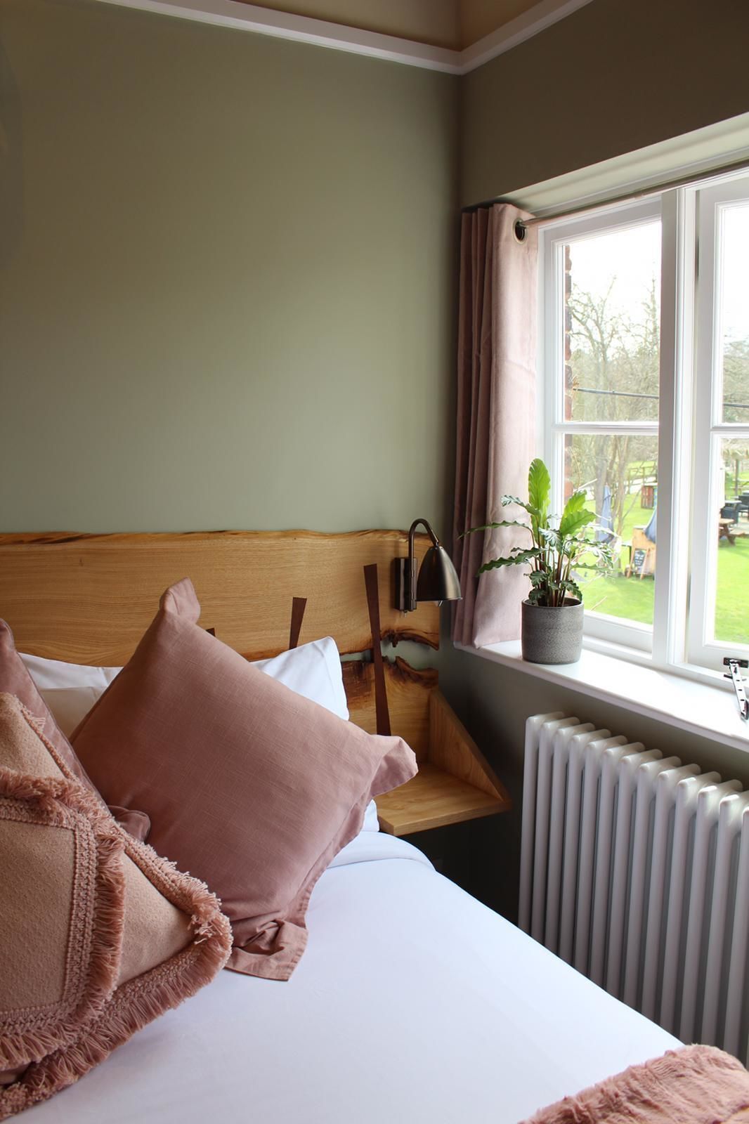 Premium bedding, desk, iron/ironing board, free WiFi