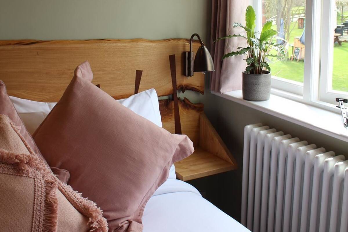 Premium bedding, desk, iron/ironing board, free WiFi
