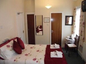 Iron/ironing board, free WiFi - ART BREAK HOTEL (Blackpool)