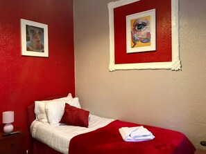Iron/ironing board, free WiFi - ART BREAK HOTEL (Blackpool)