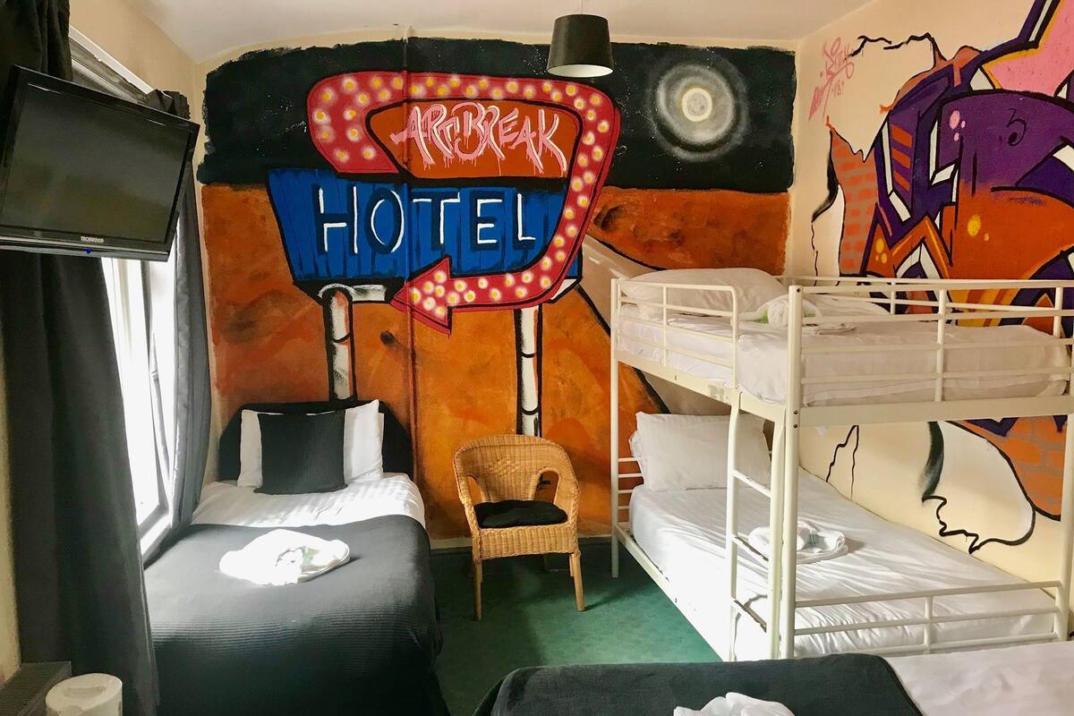 Quarto triplo família, várias camas | Ferros/tábuas de passar roupa, Wi-Fi de cortesia
