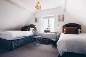 Twin Room | Premium bedding, soundproofing, free WiFi, bed sheets - The Old Store Guest House (Chichester)