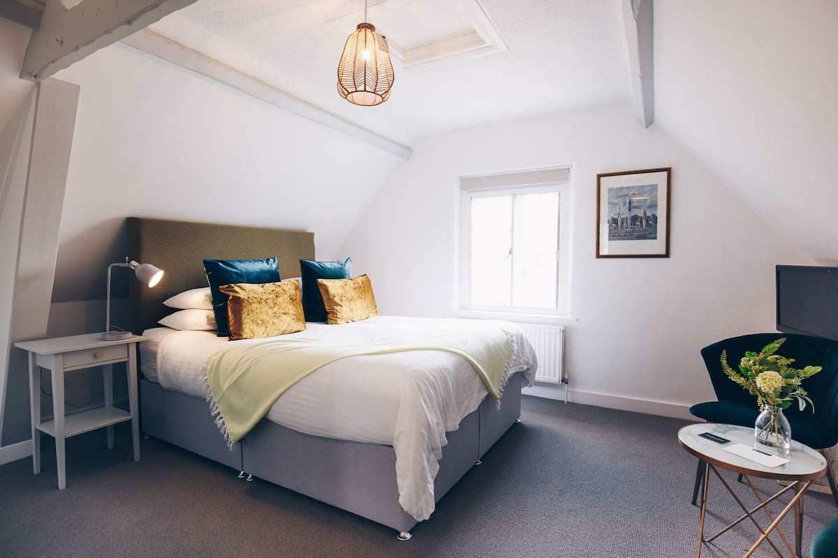 Double Room, 1 King Bed | Premium bedding, soundproofing, free WiFi, bed sheets