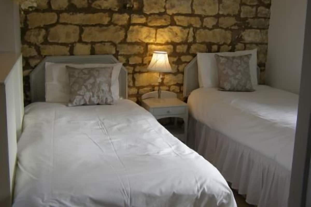 Twin Room, 2 Single Beds, Private Bathroom (Separate)