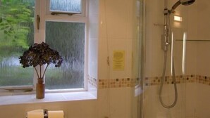 Bathroom shower - The Tithe Barn - B&B (Oakham)