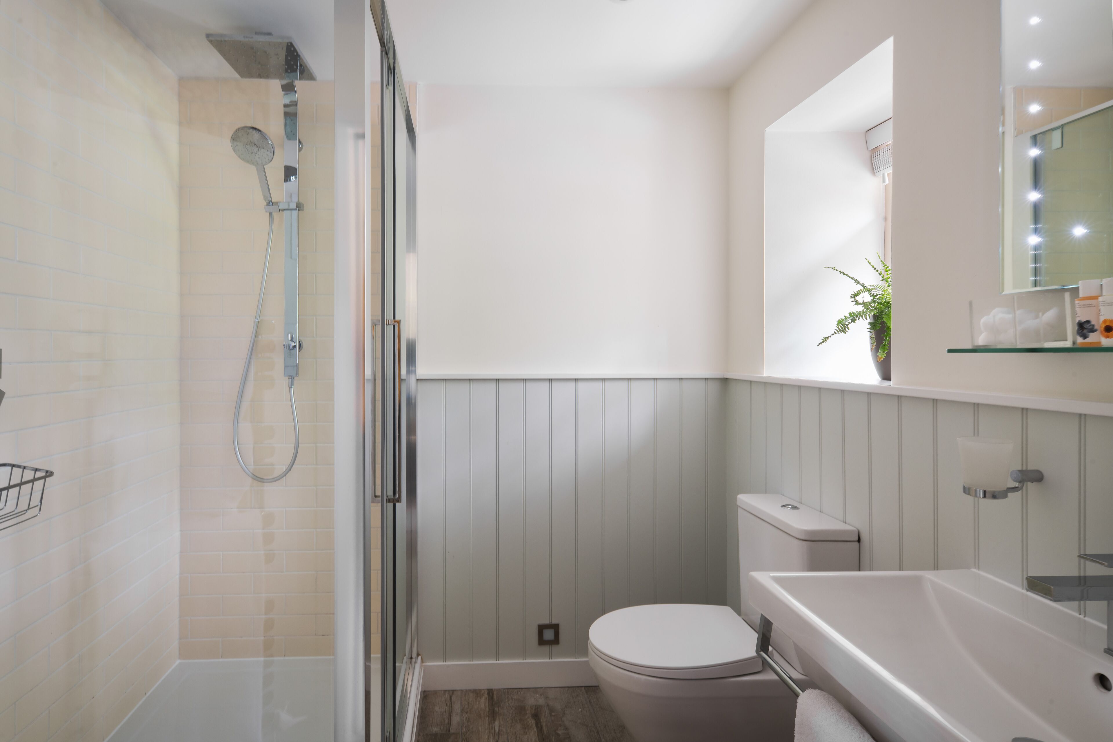 Ein Badezimmer mit Dusche, Toilette und Waschbecken.