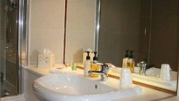 Double Room | Bathroom | Combined shower/bathtub, free toiletries, hair dryer, towels