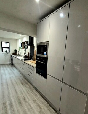 奢華單棟房屋, 獨立浴室, 庭園景 | 共用廚房 | 高腳椅