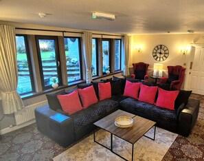 Luxury House, Ensuite, Courtyard View | Lounge - The Waltzing Weasel (High Peak)