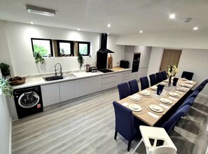 Luxury House, Ensuite, Courtyard View | Dapur berkongsi | Kerusi tinggi