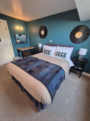 Luxury House, Ensuite, Courtyard View | 1 bedroom - The Waltzing Weasel (High Peak)