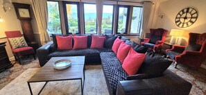 Luxury House, Ensuite, Courtyard View | Lounge - The Waltzing Weasel (High Peak)