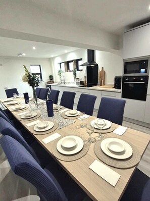 Luxury House, Ensuite, Courtyard View | Shared kitchen | Highchair - The Waltzing Weasel (High Peak)