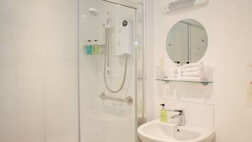 Family Room, Ensuite | Bathroom | Shower, towels