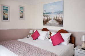 Superior Double Room (Super King Bed) | Free WiFi, bed sheets - The Parks Guest House (Minehead)