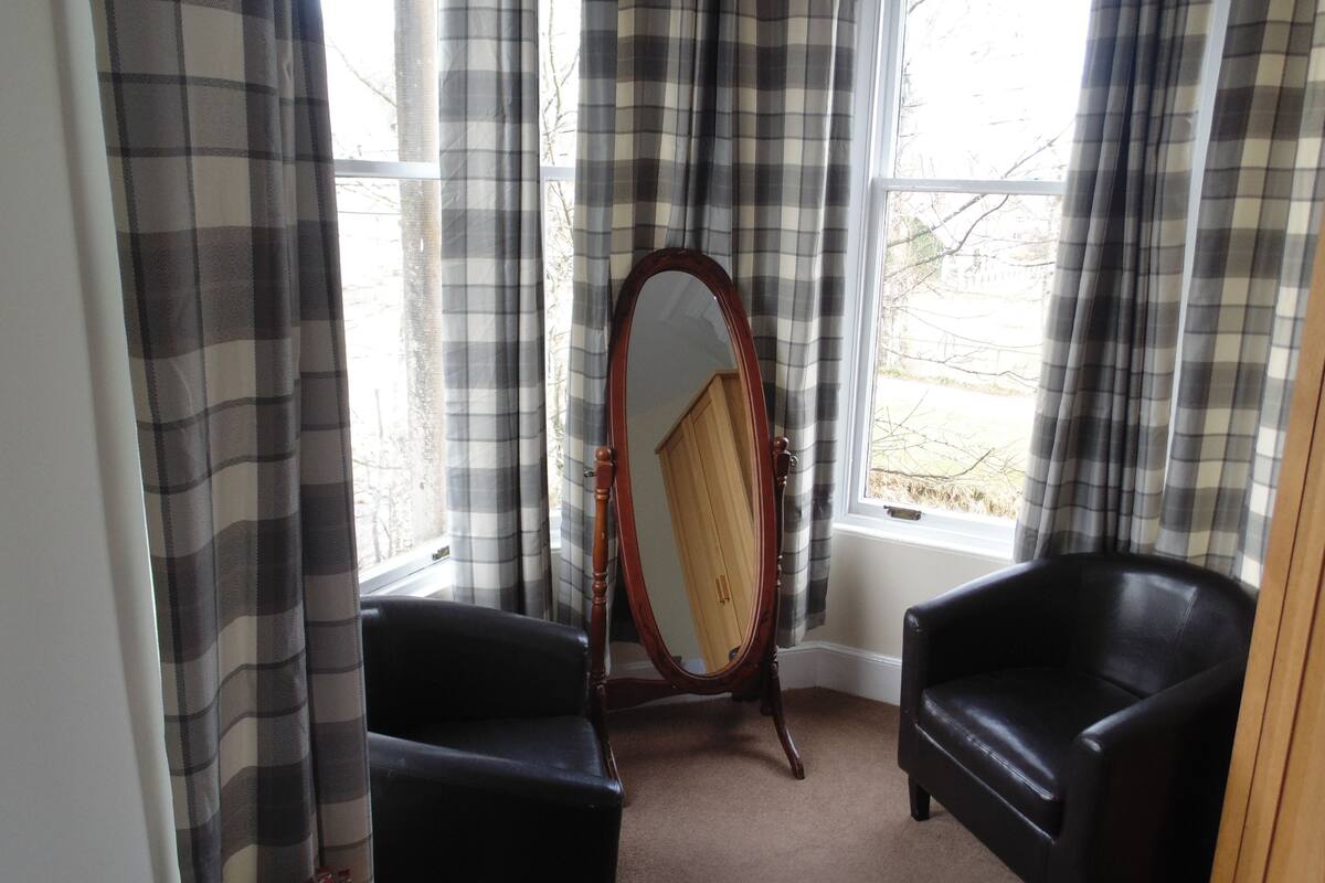 Double Room, 1 King Bed | Hypo-allergenic bedding, desk, iron/ironing board