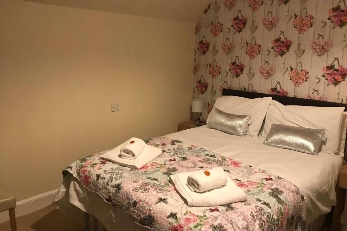 Double Room (Room 10) | Hypo-allergenic bedding, desk, iron/ironing board